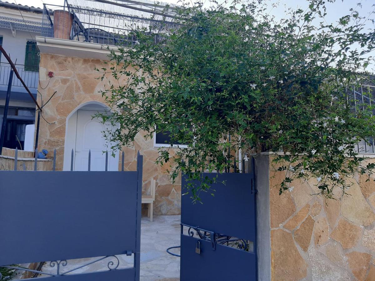 Villa Aspros - traditionell, ruhig und strandnah Liapades Exteriör bild